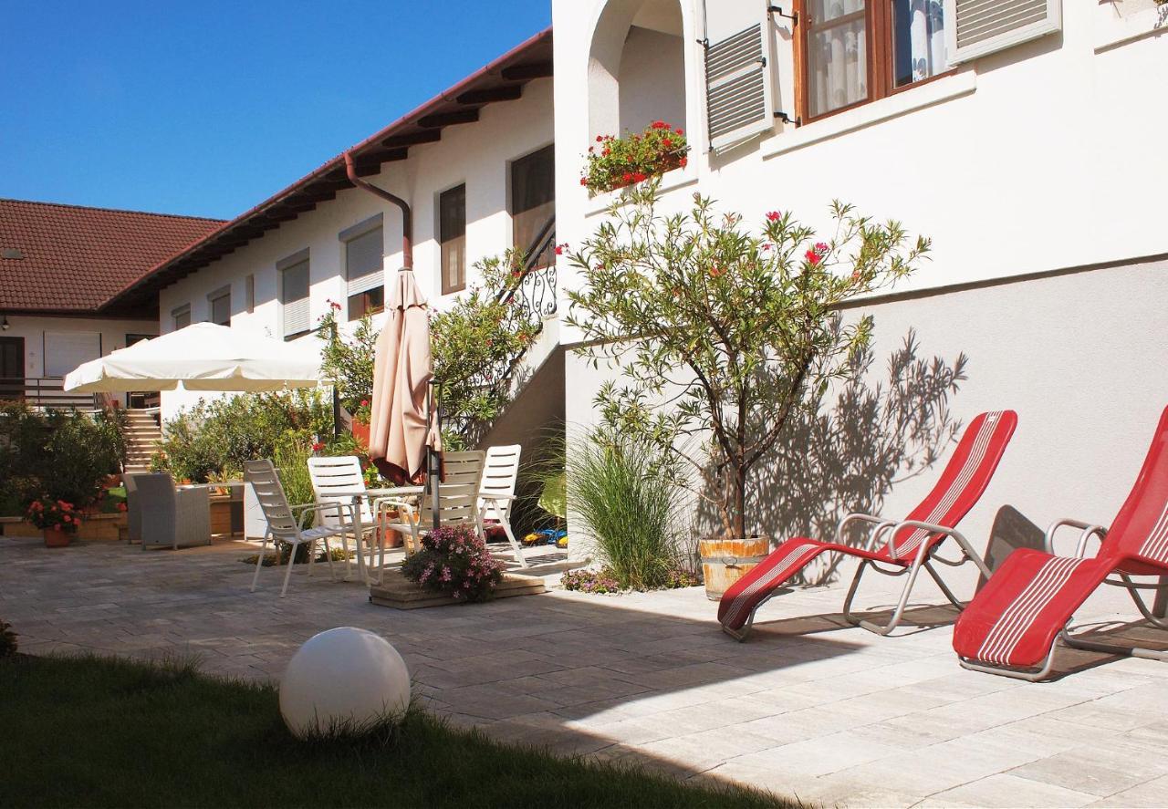 Bed and Breakfast Winzerhof Michael Gartner Illmitz Exterior foto